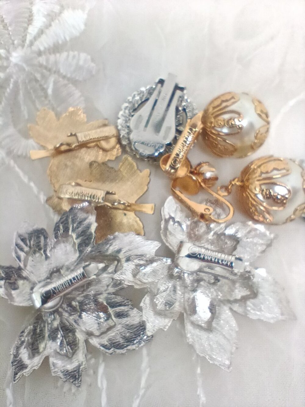 lot of Sarah Coventry Earrings Gold Tone Clip On's Whispering Leaf, Dangle Pearl - Picture 11 of 11